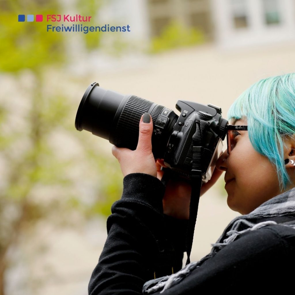 Bild führt zum FSJ Kultur Freiwilligendienst Freiwillige im Freiwilligen Sozialen Jahr mit Kamera